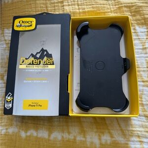 New OtterBox Defender Series Black Belt Clup/Holster for iPhone 11 Pro